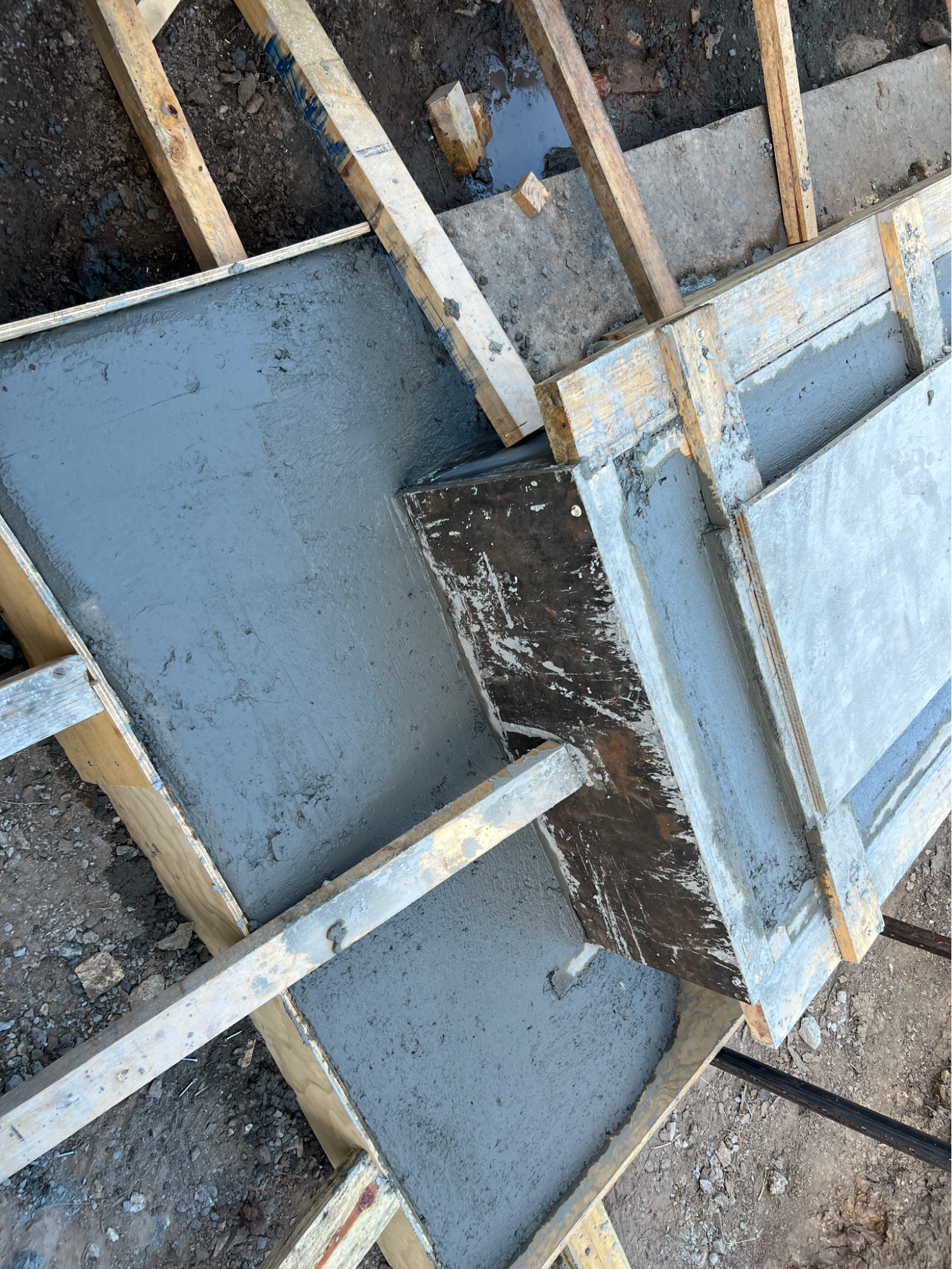 Formwork and fresh concrete pour