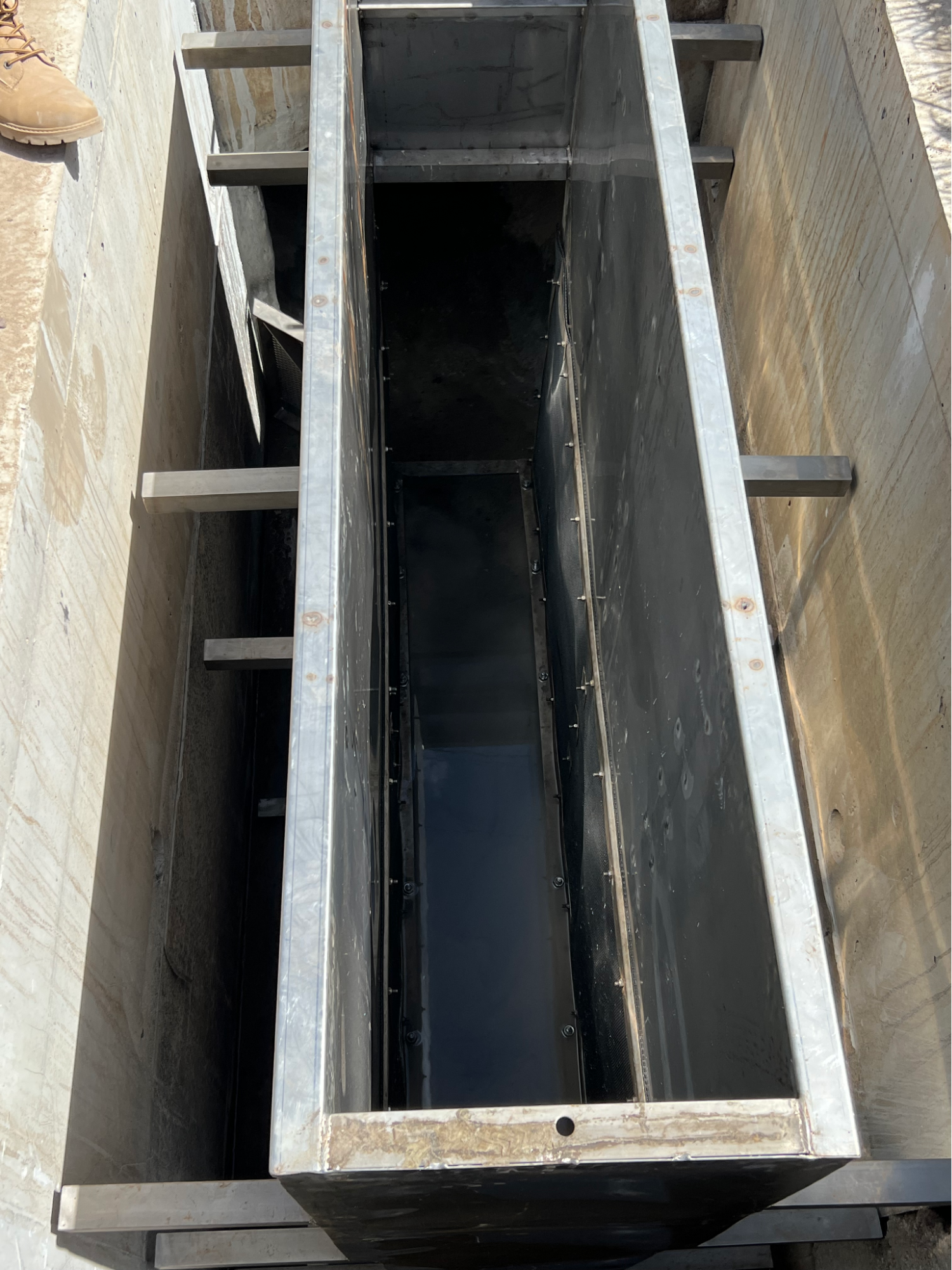 Installed filtration screens and baffles, top view